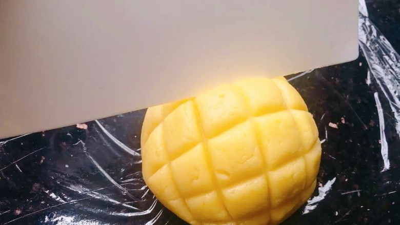 菠萝面包,再用刮刀割出菠萝状