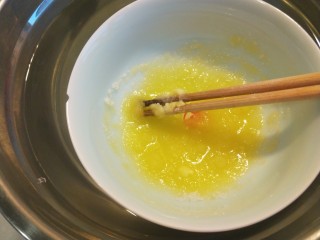 香脆蛋卷,黄油化开加入白糖。