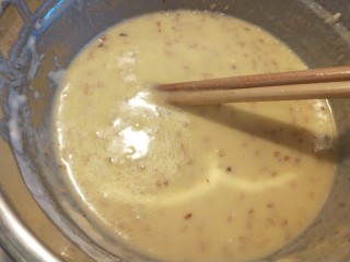 香脆蛋卷,把黄油倒入面糊搅拌均匀。