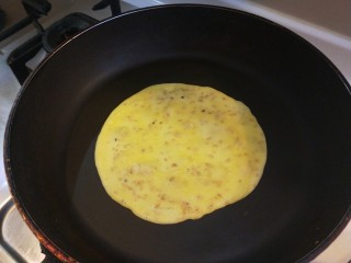 香脆蛋卷,摊成薄薄的蛋皮。