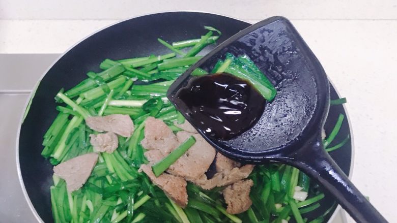 韭菜炒猪肝,加入少许蚝油
