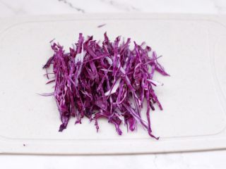 豆腐皮拌三丝,紫甘蓝洗净用刀切成细丝。