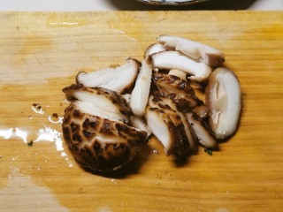 香菇鲫鱼汤,香菇清洗干净 用热水汆烫后 切片