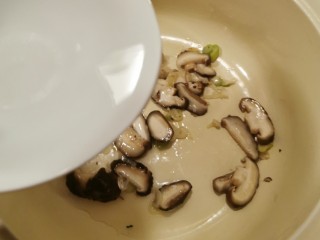 香菇鲫鱼汤,汤锅里一次性加入足够的清水  