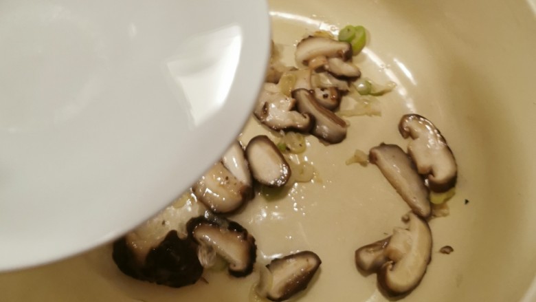 香菇鲫鱼汤,汤锅里一次性加入足够的清水  