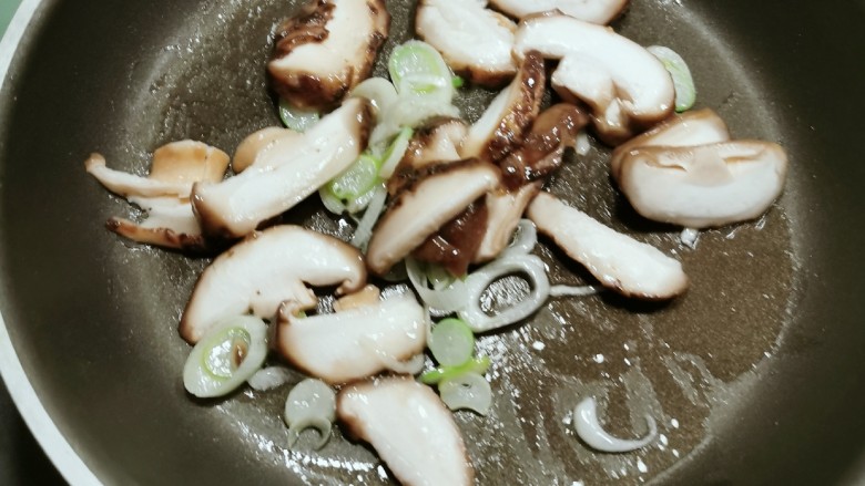 香菇鲫鱼汤,放入香菇片  翻炒1分钟