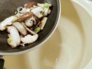 香菇鲫鱼汤,炒好的香菇倒入汤锅