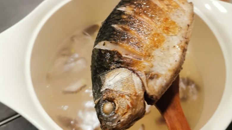 香菇鲫鱼汤,将煎好的鲫鱼直接放入煮开的汤锅中
