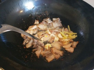 五花肉炒洋葱,在翻炒均匀。