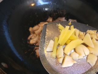 五花肉炒洋葱,加入姜蒜。