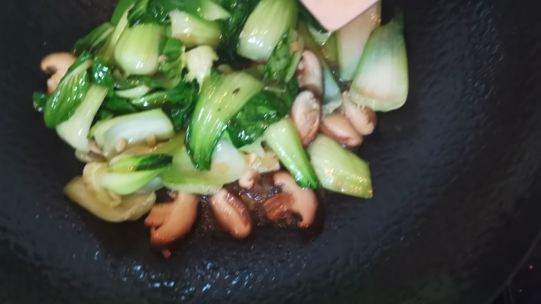 青菜炒香菇,加点鸡精翻炒均匀
