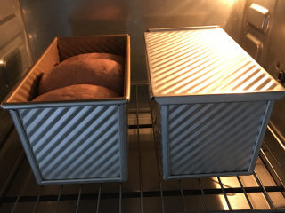 杂粮吐司,放入预热好的烤箱最下层，用190度上下火，烤40分钟左右