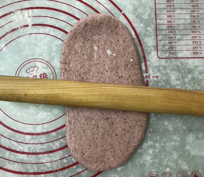 杂粮吐司,取一个面团，用擀面杖擀成一个椭圆形