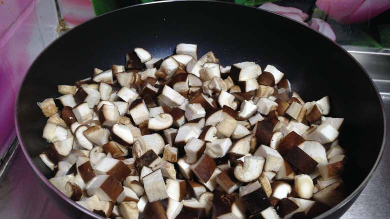 牛肉香菇酱,
锅内加入油烧至微热倒入香菇丁中小火开始翻炒