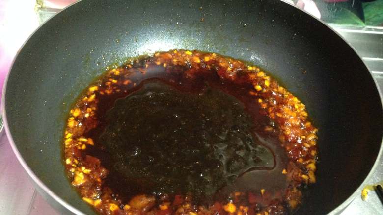 牛肉香菇酱,倒入调好的酱小火炒至变色，油的量要稍微多一些，油少酱发干不好吃