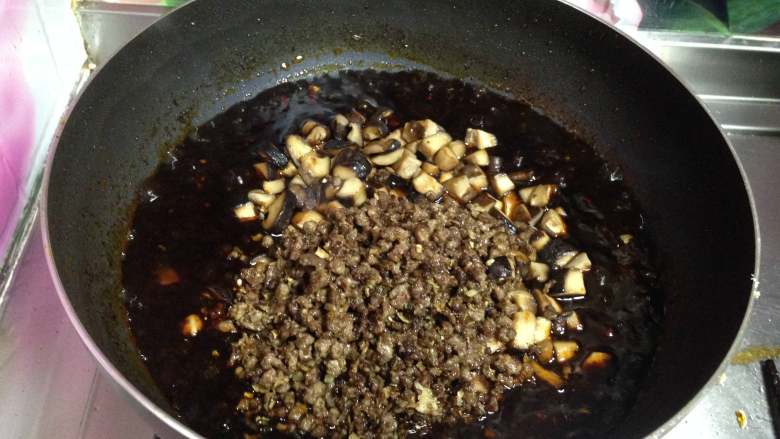 牛肉香菇酱,
倒入香菇丁和牛肉粒、开水继续小火慢慢煮