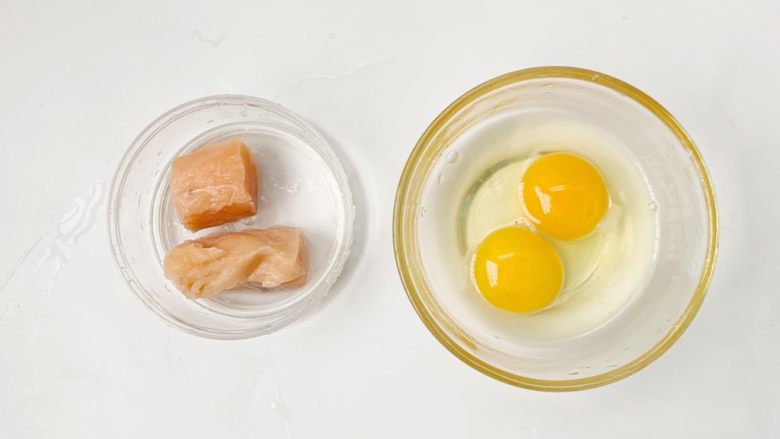 简单易学宝宝辅食：三文鱼Q弹蛋羹,鸡蛋打入碗中，三文鱼用柠檬腌制了10分钟