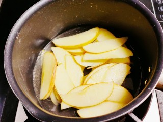 玫瑰苹果饼,煮至蜂蜜和白砂糖融化后倒入苹果片