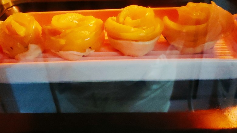 玫瑰苹果饼,放入烤箱，上下火200度，烤25分钟