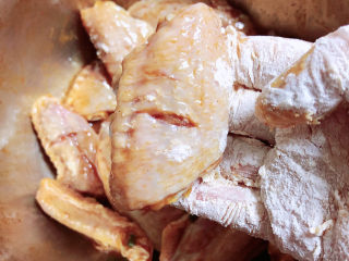 香酥炸鸡翅,锅中倒入油，开始加热。取出腌制好的鸡翅。