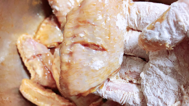 香酥炸鸡翅,锅中倒入油，开始加热。取出腌制好的鸡翅。