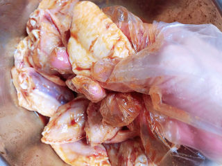 香酥炸鸡翅,带上一次性手套，将鸡翅搅拌均匀，给每个鸡翅都做做按摩，让酱料充分吸收。