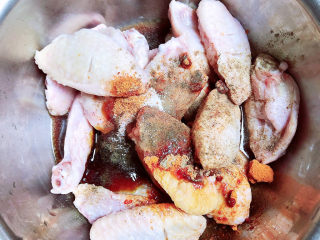 香酥炸鸡翅,放入料酒、蚝油、生抽、盐、花椒粉、孜然腌料。