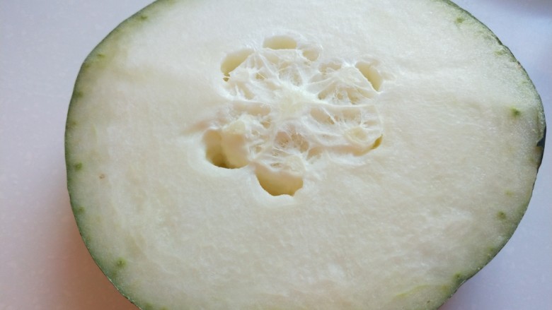 东瓜汆丸子,冬瓜一块哈哈哈现在超市冬瓜都切成块买了，很好一块一顿的。