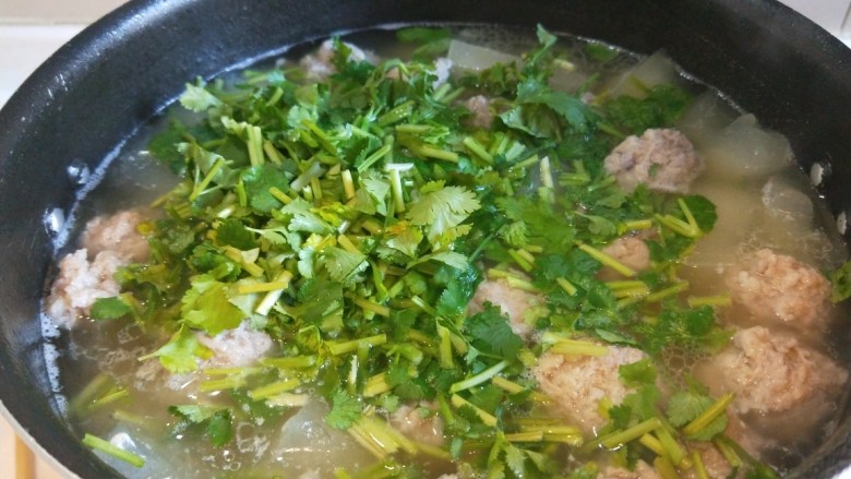 东瓜汆丸子,在开锅煮两分钟即可，加入香菜，香油，白胡椒，盐。
