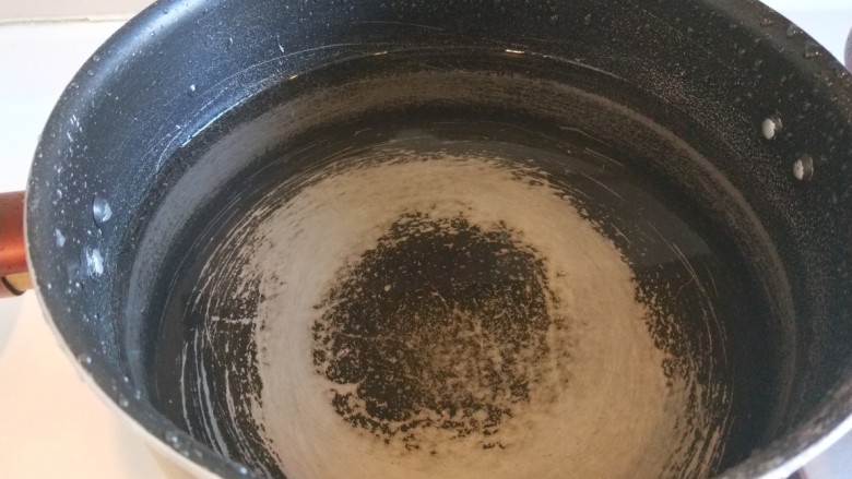 东瓜汆丸子,加半锅水烧开。