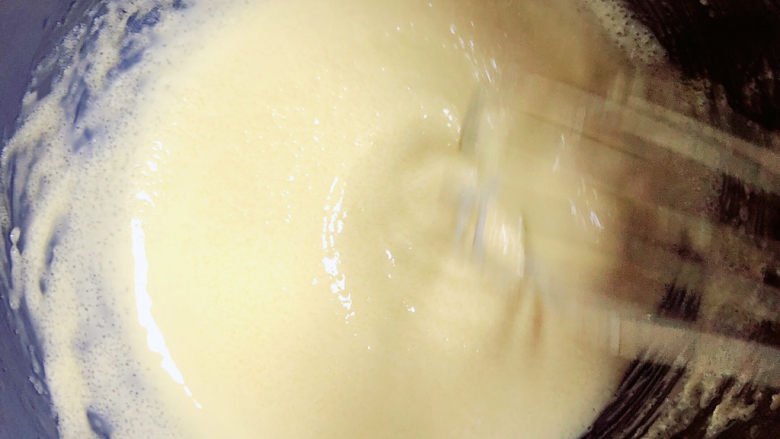 菠萝面包,用打蛋器搅拌顺滑，颜色发白。