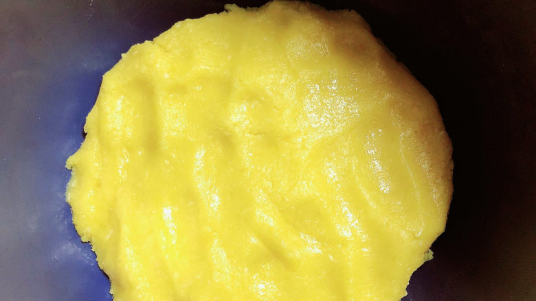 菠萝面包,用刮刀翻拌均匀，包好成团，放冷藏待用。