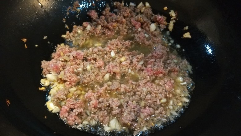 牛肉香菇酱,倒入牛肉馅翻炒。