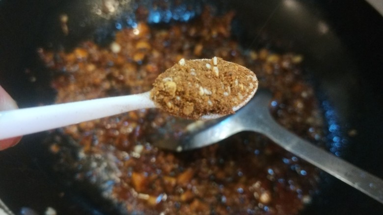 牛肉香菇酱,加入辣椒粉炒均匀即可。