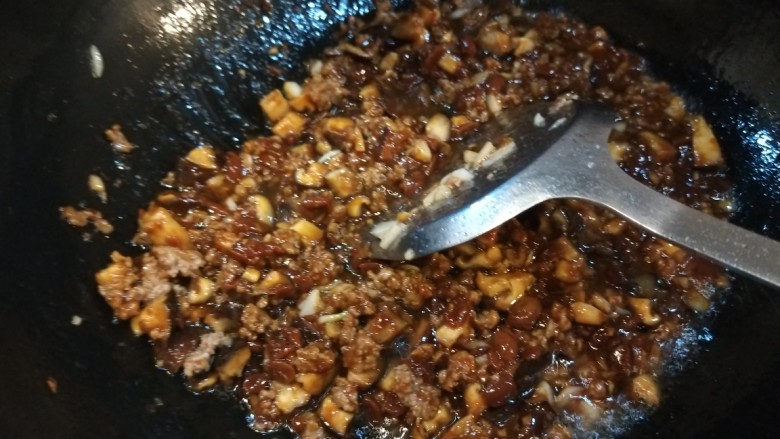 牛肉香菇酱,要不停止翻炒均匀。