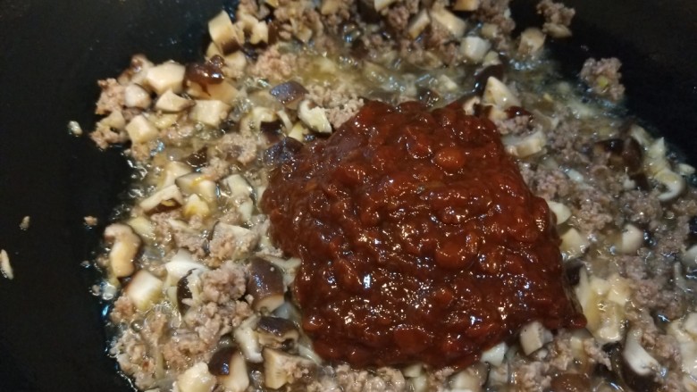 牛肉香菇酱,翻炒均匀放入黄豆酱。