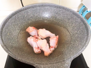 咖喱鸡肉土豆,鸡腿冷水下锅，水开后焯水3分钟