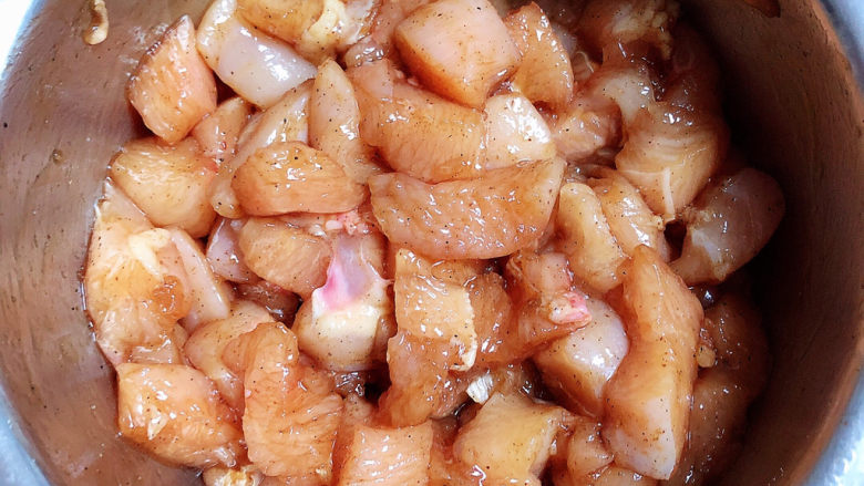 咖喱鸡肉土豆,搅拌均匀，腌制5-10分钟。