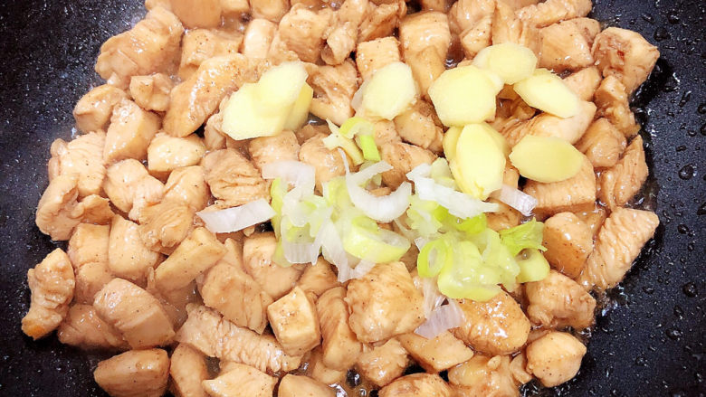 咖喱鸡肉土豆,放入葱姜，翻炒均匀。