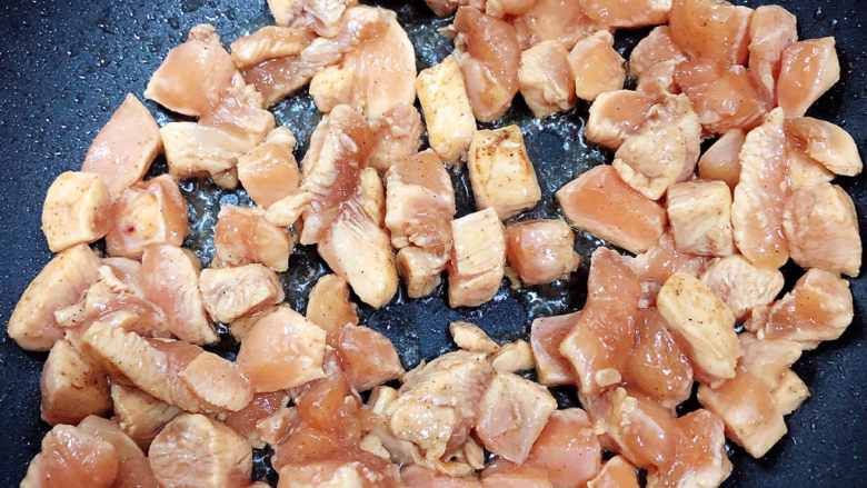 咖喱鸡肉土豆,放入腌好的鸡肉块，翻炒均匀。