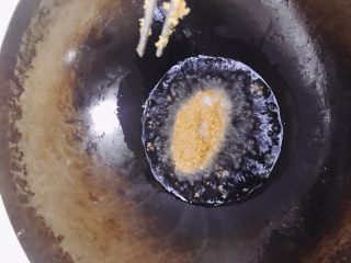 香酥炸鸡翅,然后放到油锅里炸。炸到颜色变金黄并且筷子能够轻易戳穿就可以了。