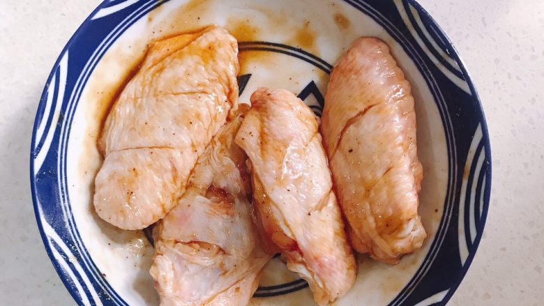 香酥炸鸡翅,加入奥尔良粉还有少许蚝油按摩一下，然后放进冰箱冷藏。最好提前一晚腌制。当天也行，至少半天。