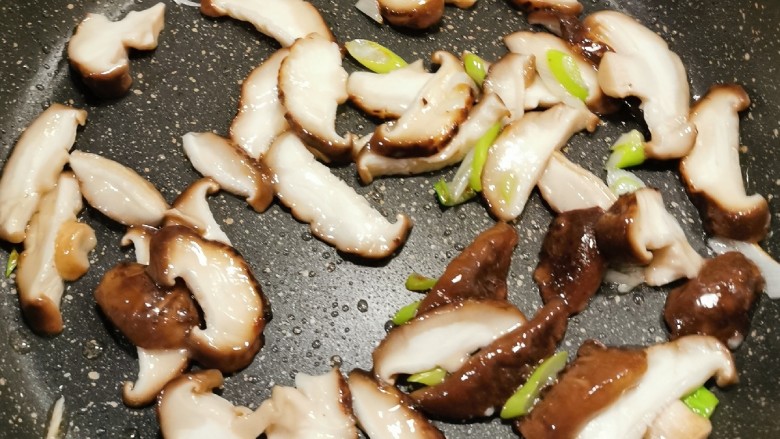 青菜炒香菇,葱片炒香后放入香菇片