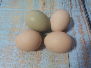 香脆蛋卷,准备4个鸡蛋