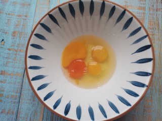 香脆蛋卷,鸡蛋打入碗中打散