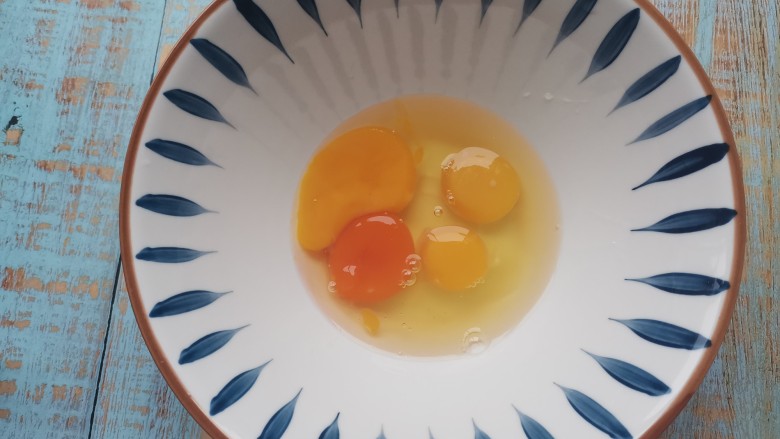 香脆蛋卷,鸡蛋打入碗中打散