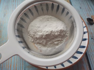 香脆蛋卷,面粉用筛子筛一下，搅的时候不能一个方向搅，要左右搅散，不然会成颗粒状
