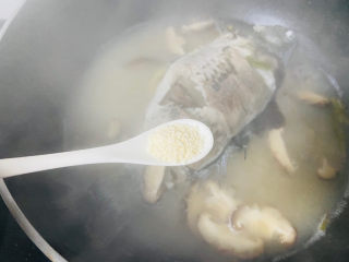 香菇鲫鱼汤,鸡精、胡椒粉调味