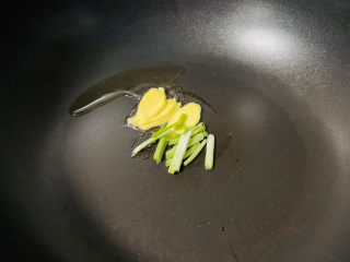 香菇鲫鱼汤,起油锅放入生姜和葱白炒香