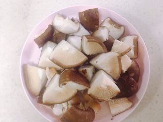 香菇鲫鱼汤,中国洗干净一个切四块